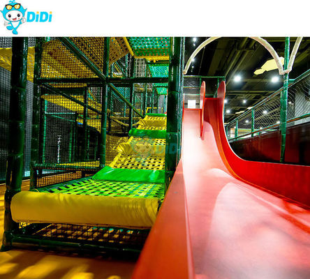 Ein guter Preis. Farbenfroher großer Indoor-SpielplatzKinder-Themenpark mit Rutschen und Ballgruben Online