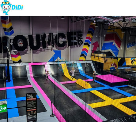 Ein guter Preis. Professioneller maßgeschneiderter, farbenfroher, maßgeschneiderter Trampolinpark Online